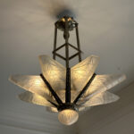 Lampadario Art Déco da otto placche in vetro pressato e molato, decoro geometrico