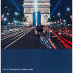 Paris, l'Arc de Triomphe et les Champs Elysées / Jaguar Mk II